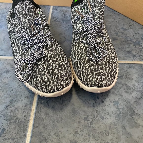 Sneakers - Picture 6 of 9